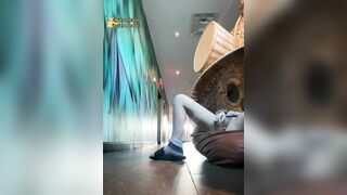 Em gái banh lồn ra giữa trung tâm siêu thị thủ dâm