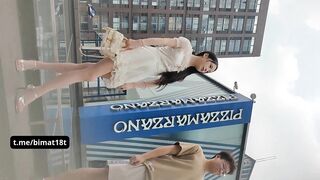 🌸Quay Lén Dưới Váy Em Đang Chụp Hình Ở Cao Ốc Thấy Cả Lông Lồn Đen Thui🌸