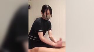 Thanh niên đi wax lông cu được e nhân viên sục bắn tinh luôn