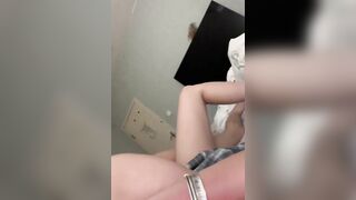 Mèo chơi với em, em chăm mèo, anh chăm em !!!!!!!