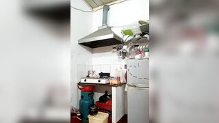 Nấu ăn mà mặc đồ muốn đít quá