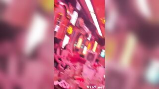 Karaoke khỏa thân mấy anh em bất ngờ với kỹ năng dùng bướm gắp xoài của em KTV