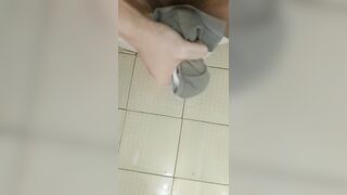 Tôi đã lén trộm quần lót của e học sinh lớp 10 ở phòng trọ bên cạnh 2