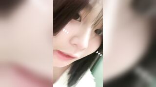 Vào máy con em gái xem thì phát hiện ra clip tự quay của nó