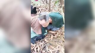 Phát hiện cụ già dẫn cháu gái lên rừng rồi địt