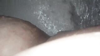 Thủ Dâm Với Cái Vòi Nước Xịt Vào Cái Lồn