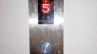 Em gái thủ dâm bắn nước ở thang máy bị người lạ phát hiện