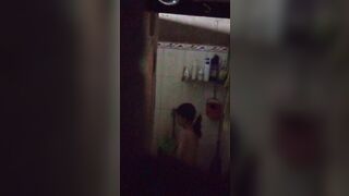 Tiếp tục quay lén con em gái dáng ngon tắm