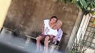Quay lén lão già mua dâm gái trẻ trên đường phố