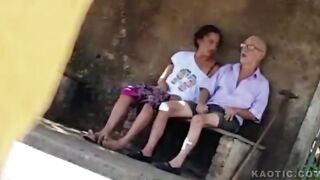 Quay lén lão già mua dâm gái trẻ trên đường phố