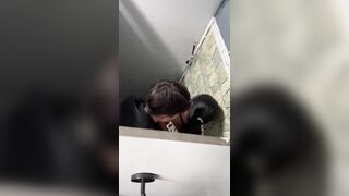 Bọn học sinh địt nhau trong toilet lúc tham quan bị quay lén phát hiện