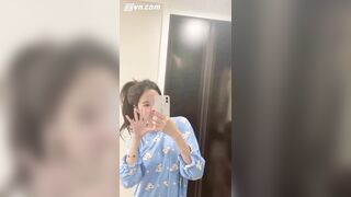 Em gái dễ thương show hàng trước gương
