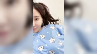 Em gái dễ thương show hàng trước gương