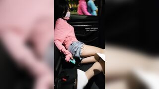 Đi chơi thì nứng quá,nên lấy sex toy ra chơi