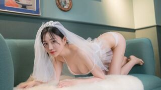 Đêm tân hôn chú rể lấy kẹo mút nhét vào lồn rồi bắt cô dâu ăn