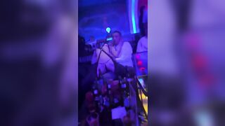 Tò mò về TAY VỊN ở quán karaoke như thế nào? Coi đi để mà biết, mí bé mới lớn à!