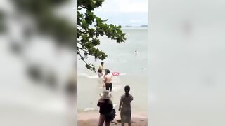 Đúng là gần thiên nhiên thì thư giãn quay lén các anh chị tắm sông cũng nhau hồn nhêá