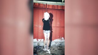 E gái bị trói ở cột sắt làm sữa chảy ướt hết quần áo