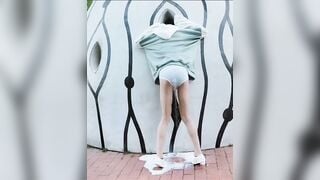 E gái bị kẹt đầu trong lỗ sex toy rung quá làm sữa chảy tung toé
