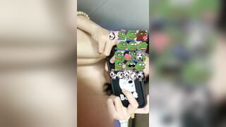 Em thì chơi game còn anh thì chơi e