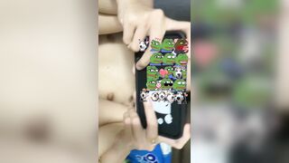 Em thì chơi game còn anh thì chơi e