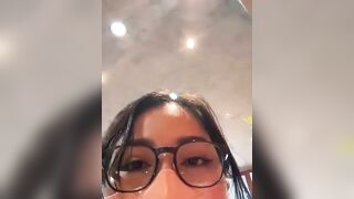 Eira hnay đi uống cafe mặc quần lót nhưng đái ra quán ngta là sao