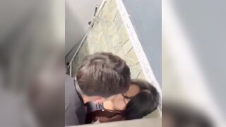 Địt em học sinh trong wc quán nước nhờ bạn quay lại video