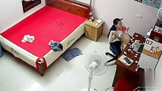 Hack Cam - Em học sinh banh lồn ra cho mẹ bôi thuốc
