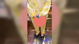 Trưa nắng rủ em đi chơi em còn mặc nguyên bộ đồ ngủ làm 2 nháy - Checker Pita