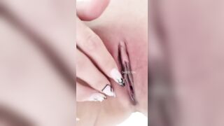 Lồn Em Dí Sát Điện Thoại Để Các Anh Liếm Cho Em Bớt Nứng 2