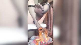 nhỏ chơi zữ thiệt! hơ lửa sưởi ấm bướm hả?