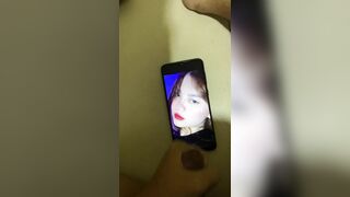 Xuất tinh lên ảnh em gái 2k3