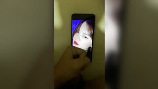 Xuất tinh lên ảnh em gái 2k3