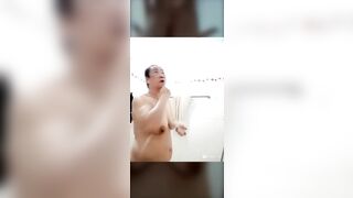 Show vú tắm