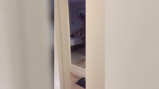 Anh trai địt nhau với bạn gái thằng em ở ngoài thủ dâm quay video