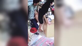 Con vợ khốn nạn cho ông hàng xóm địt tại shop