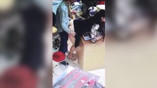 Con vợ khốn nạn cho ông hàng xóm địt tại shop