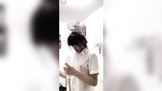 Em học sinh tắm chuồng hàng ngon thủ dâm