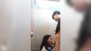 đụ em học sinh trong nhà vệ sinh