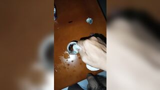 Ngâm quân lót có dâm thủy nhỏ em vào lon bia goi uống