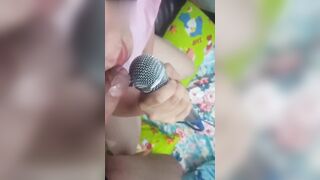 Em gái vừa bú cu vừa hát karaoke một mình dùng hai mic