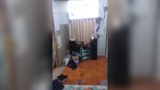 Em gái vừa bú cu vừa hát karaoke một mình dùng hai mic
