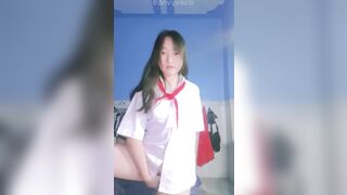 Con quàng khăn đỏ khoe lồn non lông mọc nưa thưa . Cosplay em học sinh