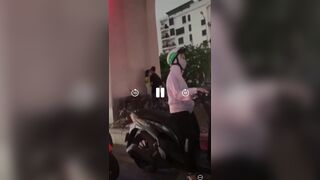 Hàng nghìn người nhìn 2 em địt nhau giữa đường