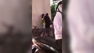Hàng nghìn người nhìn 2 em địt nhau giữa đường