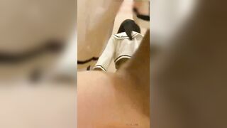 Đang vụng trộm với em dâu thì bị vợ phát hiện
