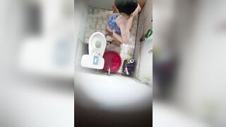 Quay lén nhỏ em họ tắm