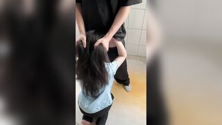 một tay hắn cầm vô lăng của xe, một tay hắn sờ bướm nhỏ ngồi cạnh!!!!!