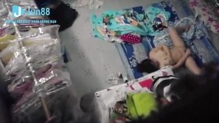 Phát hiện e hàng xóm đg thủ dâm có nên qua giúp ko mọi người