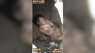 Tội em gái bị đám súc vật bắt nạt đánh lột sạch đồ làm nhục